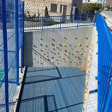 Cui Bono - A Lovely 2 Bedroom In A Quiet Location شقة *