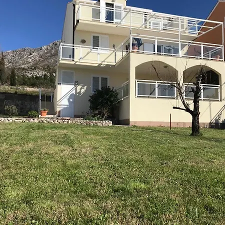 Cui Bono - A Lovely 2 Bedroom In A Quiet Location