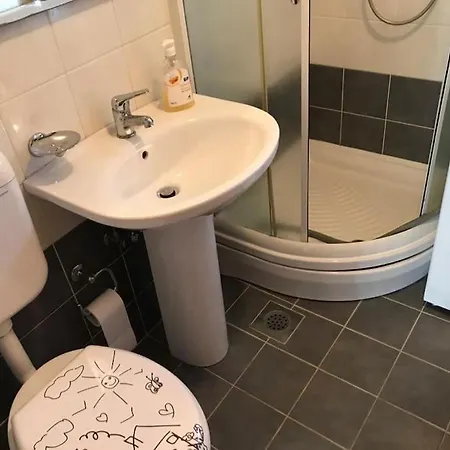 Cui Bono - A Lovely 2 Bedroom In A Quiet Location