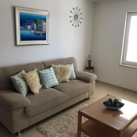 Cui Bono - A Lovely 2 Bedroom In A Quiet Location *